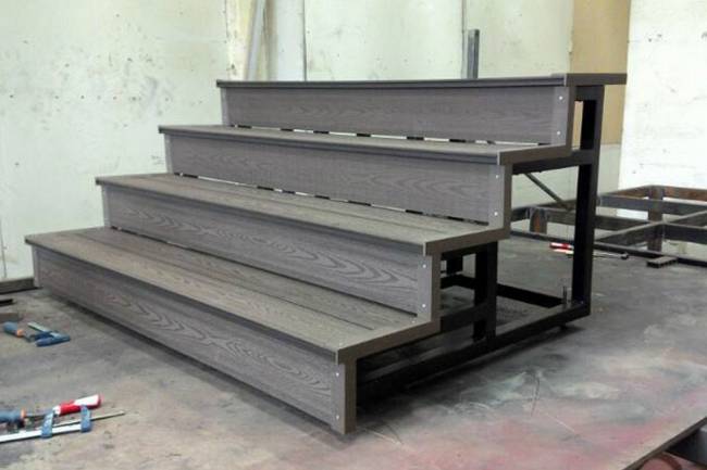 Подступёнок HOLZHOF с тиснением "Кольца дерева", 150*12*4000 мм, антрацит Подступёнок HOLZHOF с тиснением "Кольца дерева", 150*12*4000 мм, антрацит