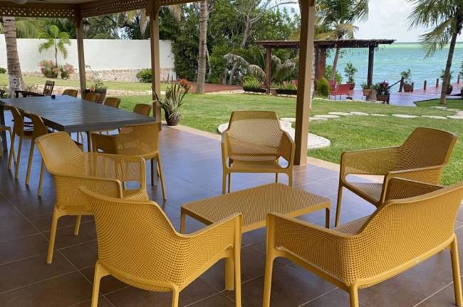 Столик пластиковый журнальный Net Table 100 горчичный 1000х600х400 мм Столик пластиковый журнальный Net Table 100 горчичный 1000х600х400 мм