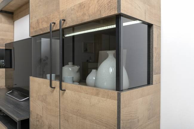 Комод с витриной с двумя дверками и подсветкой и комод с ящиками Трувор цвет дуб гранж песочный/интра Комод с витриной с двумя дверками и подсветкой и комод с ящиками Трувор цвет дуб гранж песочный/интра